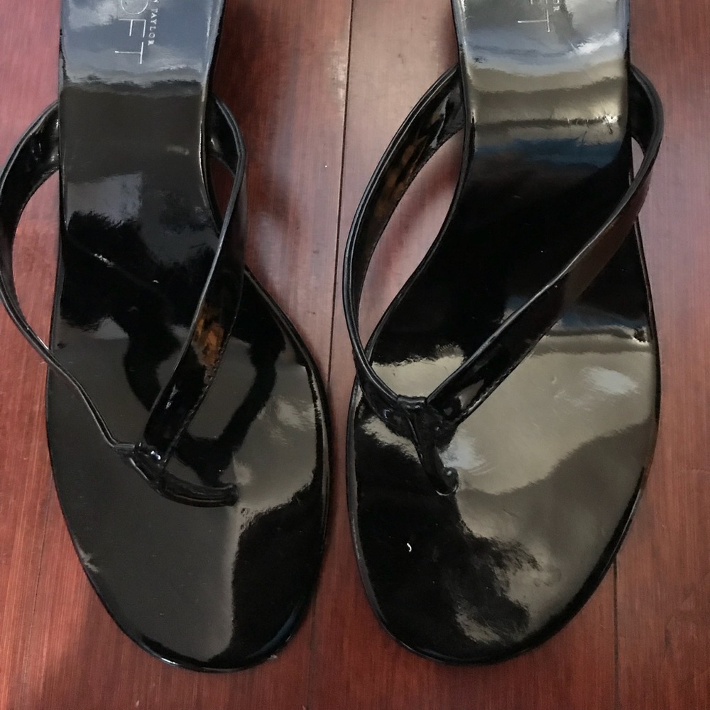 Loft black thong slip on sandals. Us sz9.